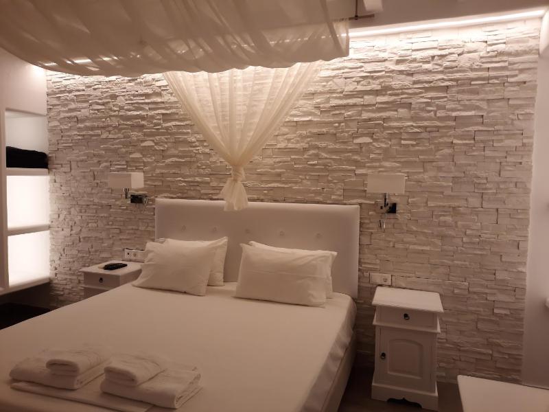 Double or Twin Room image 4