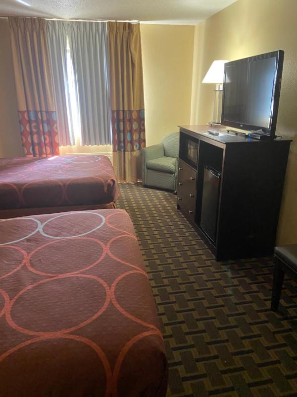Queen Room with Two Queen Beds - Non-Smoking image 4