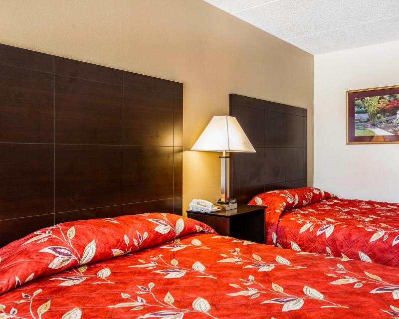 Queen Room with Two Queen Beds - Non-Smoking image 1