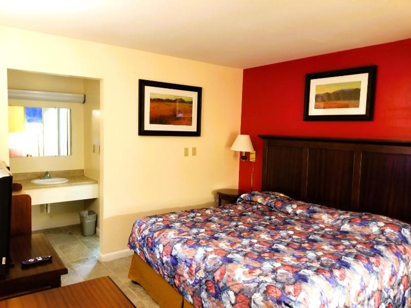 1 King Bed Non-Smoking image 3