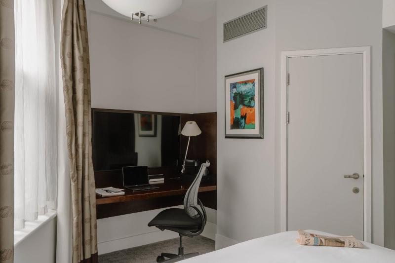 Standard Queen Room image 4