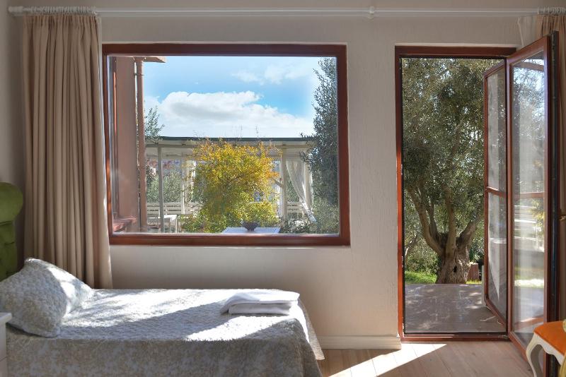 Deluxe Double Room with Garden View image 4