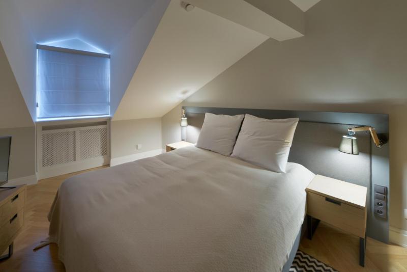 Three-Bedroom Penthouse Apartment with Fireplace image 2