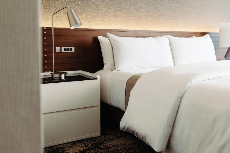 Traditional, Guest room, 1 King image 1