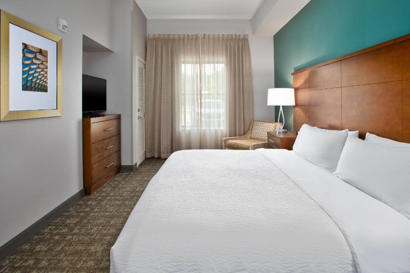 One-Bedroom Suite with Single Sofa Bed image 2