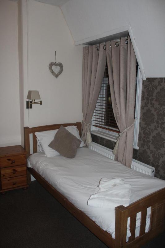Twin Room image 4