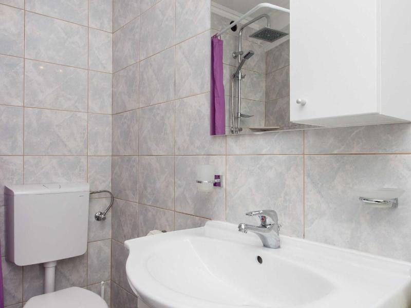 Apartments Djurkovic - One-Bedroom Apartment with Shared Terrace and Sea View - image 14