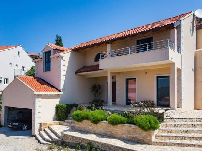 Villa Avoca - Four Bedroom Villa with Swimming Pool - image 1