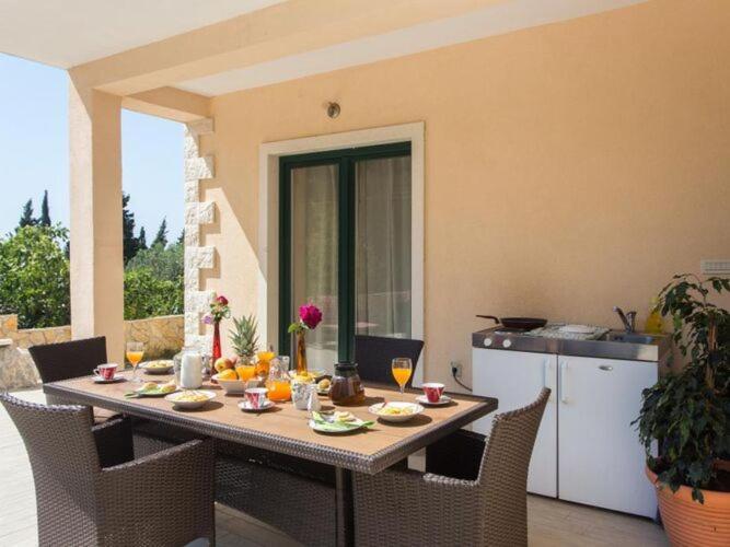 Villa Avoca - Four Bedroom Villa with Swimming Pool - image 14
