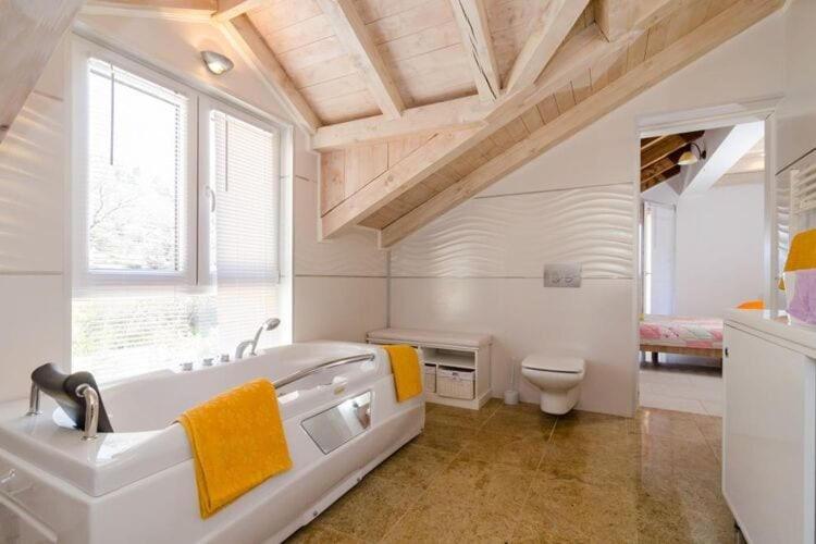 Villa Avoca - Four Bedroom Villa with Swimming Pool - image 12