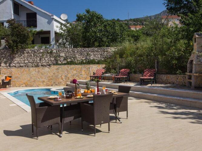 Villa Avoca - Four Bedroom Villa with Swimming Pool - image 7