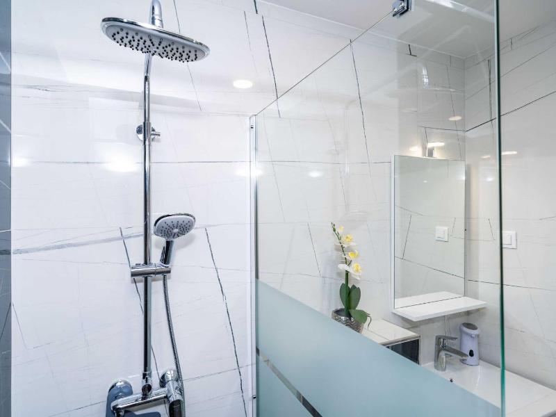 Apartment  Rooms Papa - Premium Double or Twin Room with Balcony and Partial Sea View Soba 2 - image 17