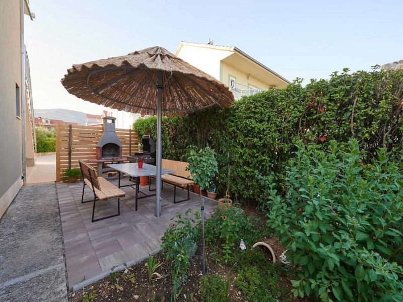 Apartment Vujina with terrace - image 13