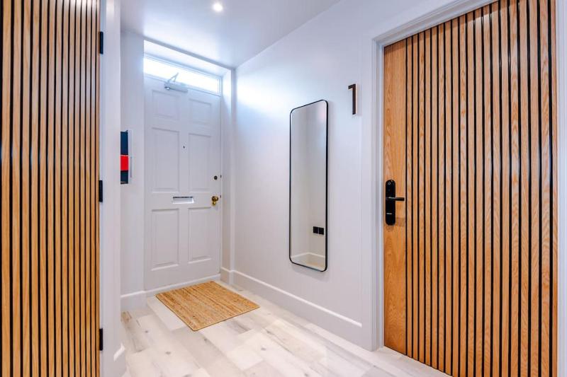Elegant 2B Retreat City Centre with Secure Parking - image 24
