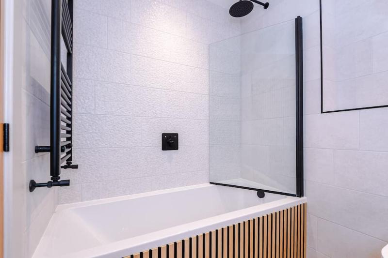 Elegant 2B Retreat City Centre with Secure Parking - image 12