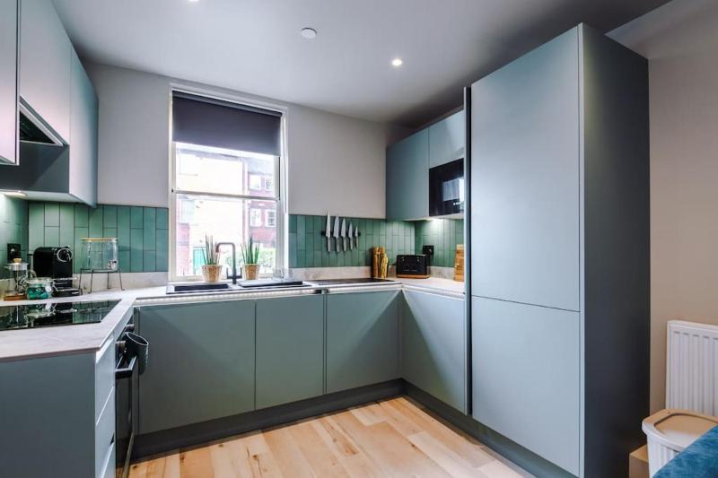 Elegant 2B Retreat City Centre with Secure Parking - image 17