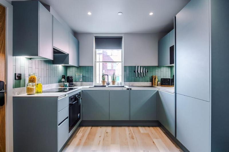 Elegant 2B Retreat City Centre with Secure Parking - image 22