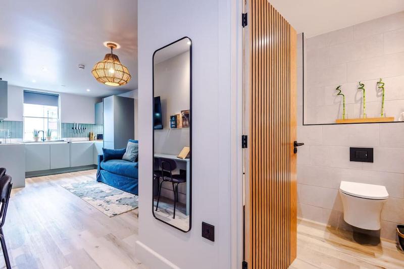 Elegant 2B Retreat City Centre with Secure Parking - image 23