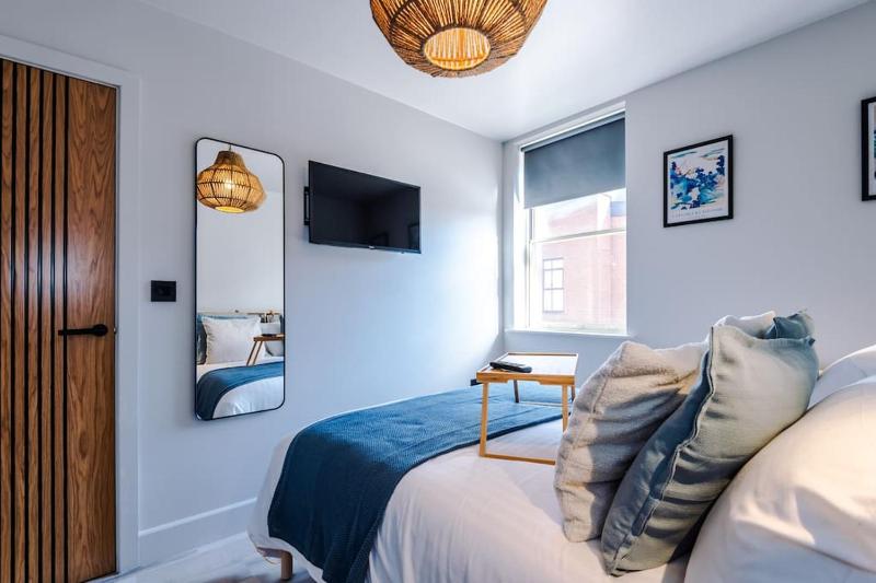 Elegant 2B Retreat City Centre with Secure Parking - image 31