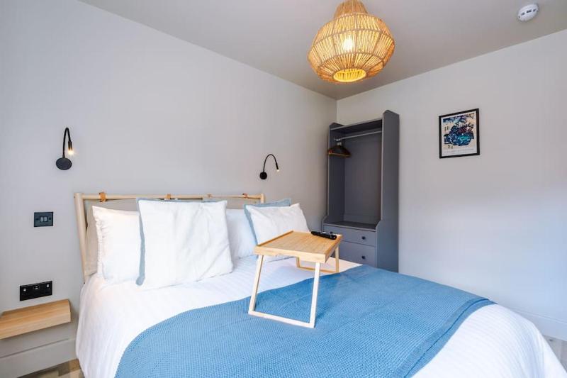 Elegant 2B Retreat City Centre with Secure Parking - image 11