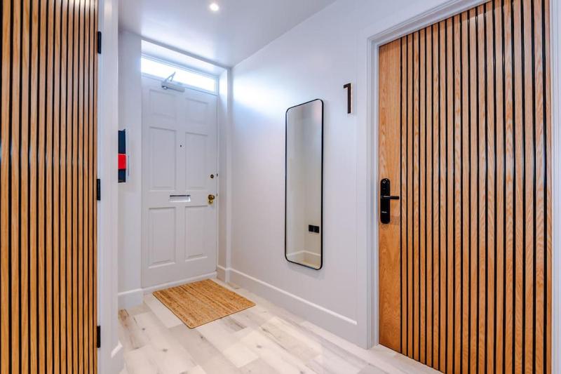 Elegant 2B Retreat City Centre with Secure Parking - image 8