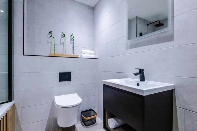 Elegant 2B Retreat City Centre with Secure Parking - image 19