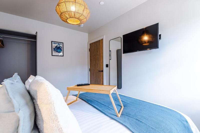 Elegant 2B Retreat City Centre with Secure Parking - image 4