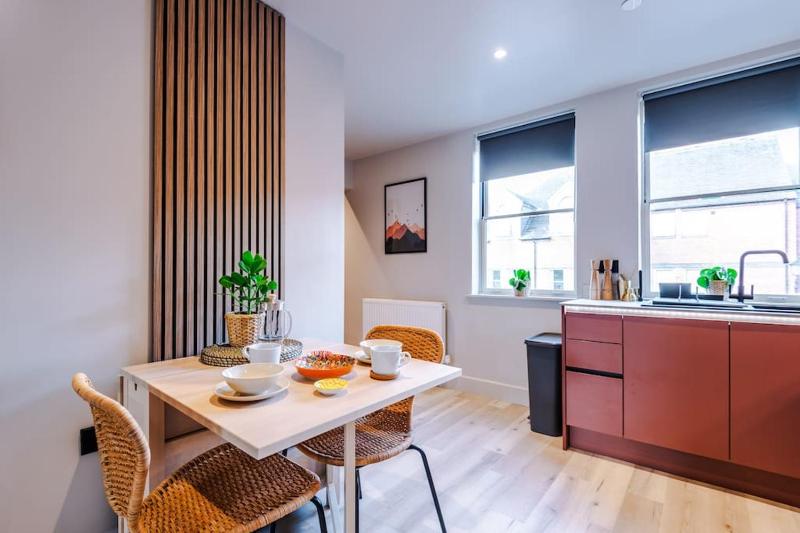 Luxury 2B City Centre Apartment with Private Parking - image 31