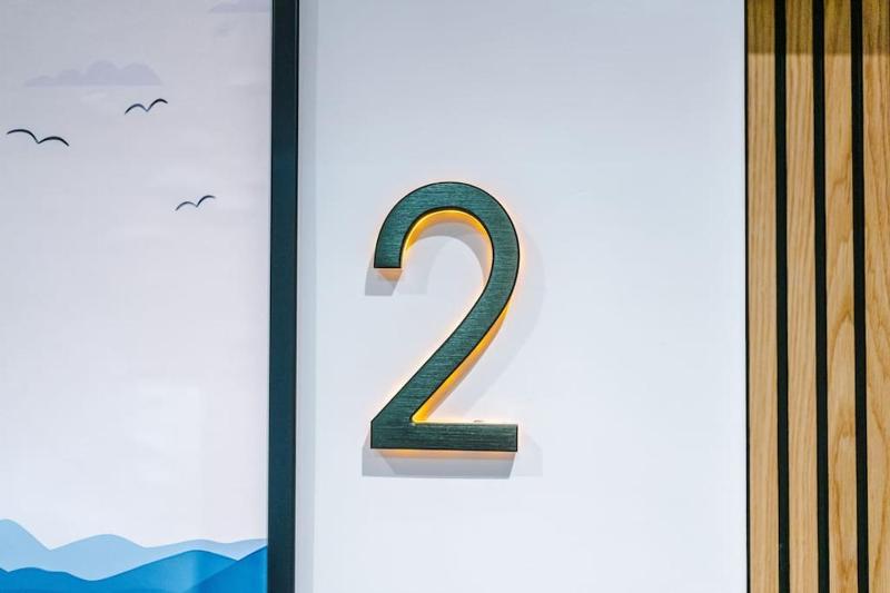 Luxury 2B City Centre Apartment with Private Parking - image 12