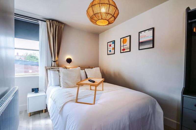 Luxury 2B City Centre Apartment with Private Parking - image 30