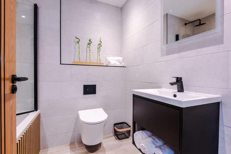 Luxury 2B City Centre Apartment with Private Parking - image 28