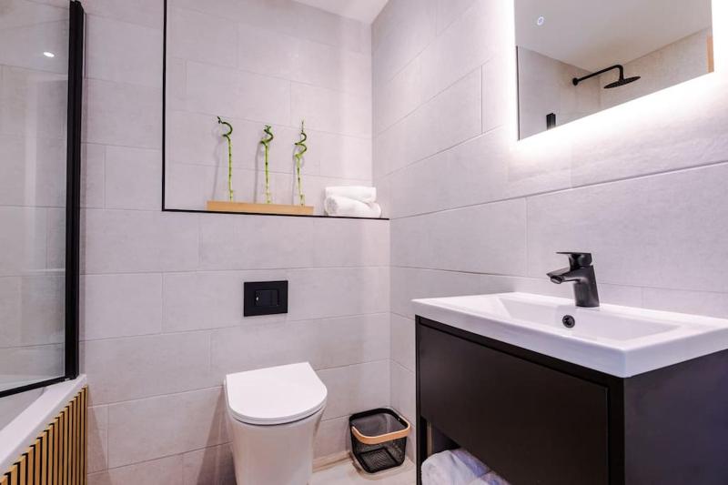 Luxury 2B City Centre Apartment with Private Parking - image 16