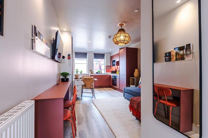 Luxury 2B City Centre Apartment with Private Parking - image 17