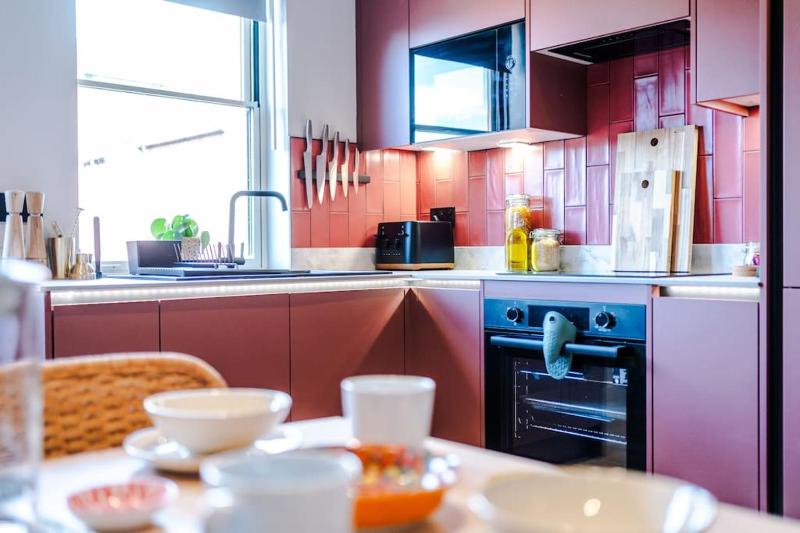 Luxury 2B City Centre Apartment with Private Parking - image 25