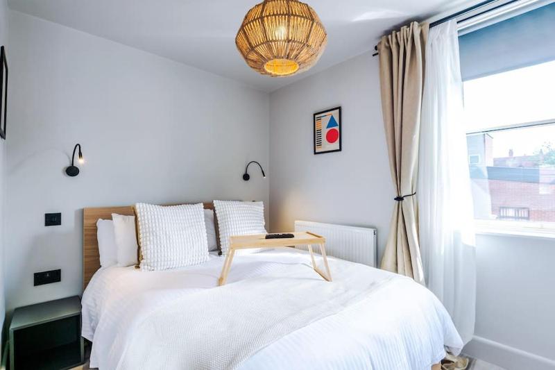 Luxury 2B City Centre Apartment with Private Parking - image 18