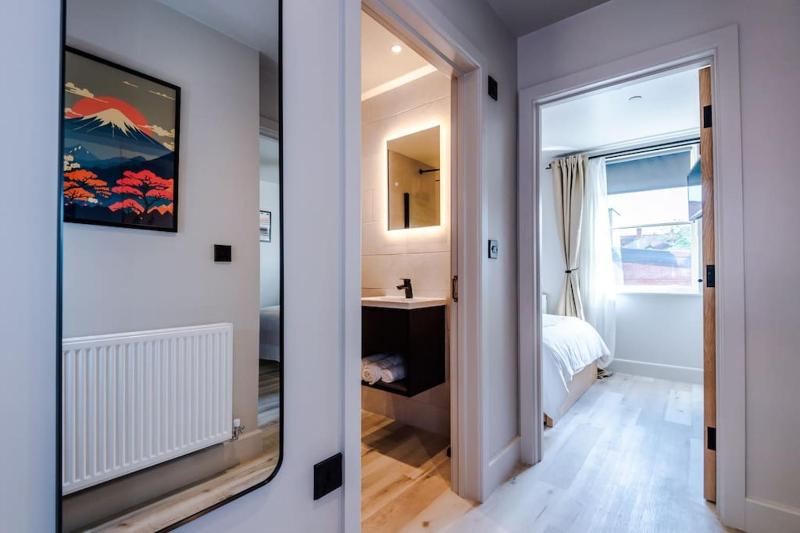 Luxury 2B City Centre Apartment with Private Parking - image 13