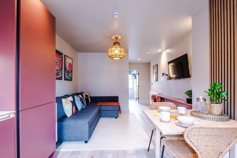 Luxury 2B City Centre Apartment with Private Parking - image 6
