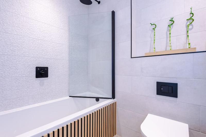 Luxury 2B City Centre Apartment with Private Parking - image 35