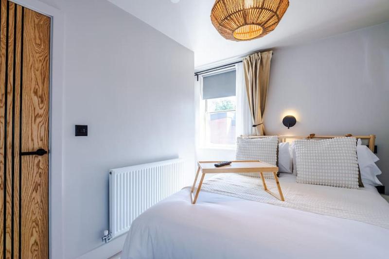 Luxury 2B City Centre Apartment with Private Parking - image 24