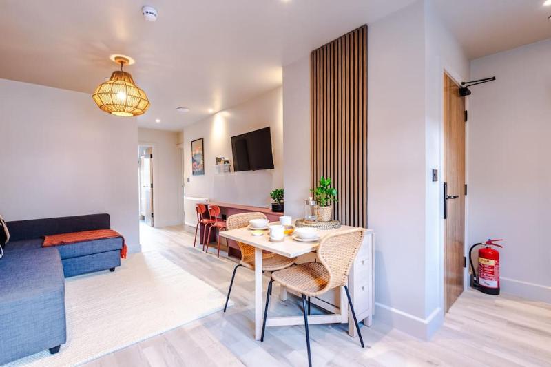 Luxury 2B City Centre Apartment with Private Parking - image 9