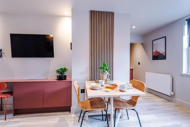 Luxury 2B City Centre Apartment with Private Parking - image 11