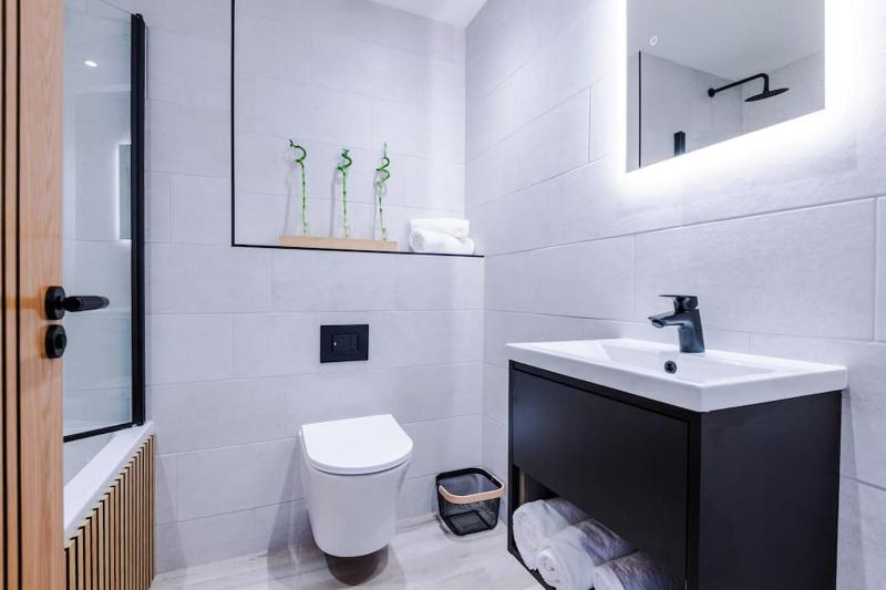 Luxury 2B City Centre Apartment with Private Parking - image 44