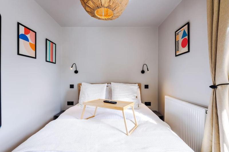 Luxury 2B City Centre Apartment with Private Parking - image 26