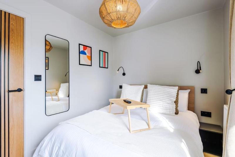 Luxury 2B City Centre Apartment with Private Parking - image 43