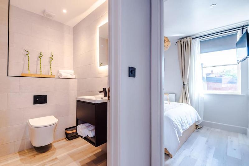 Luxury 2B City Centre Apartment with Private Parking - image 4