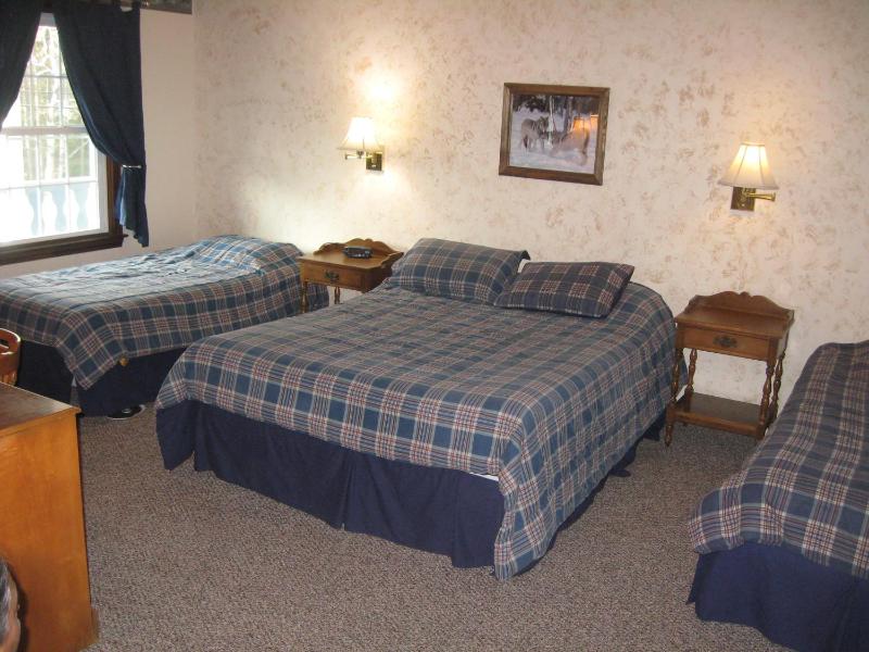 Queen and Twin Room  image 2