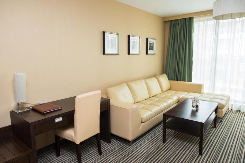 One-Bedroom Apartment with Queen Bed and Terrace image 4