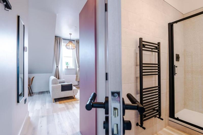 City Centre Apartment Free Parking and Luxury Finishes - image 21
