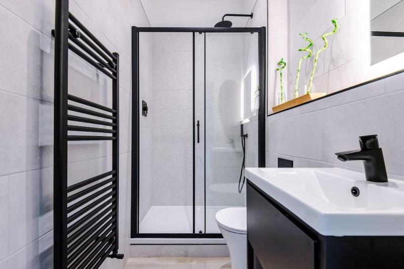 City Centre Apartment Free Parking and Luxury Finishes - image 11