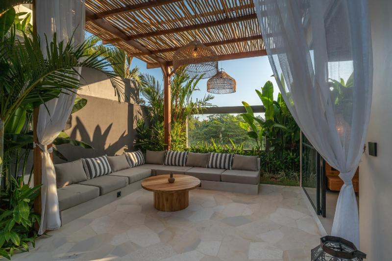Villa Nalaka - Sophisticated 2BR Steps from Pererenan Beach - image 12